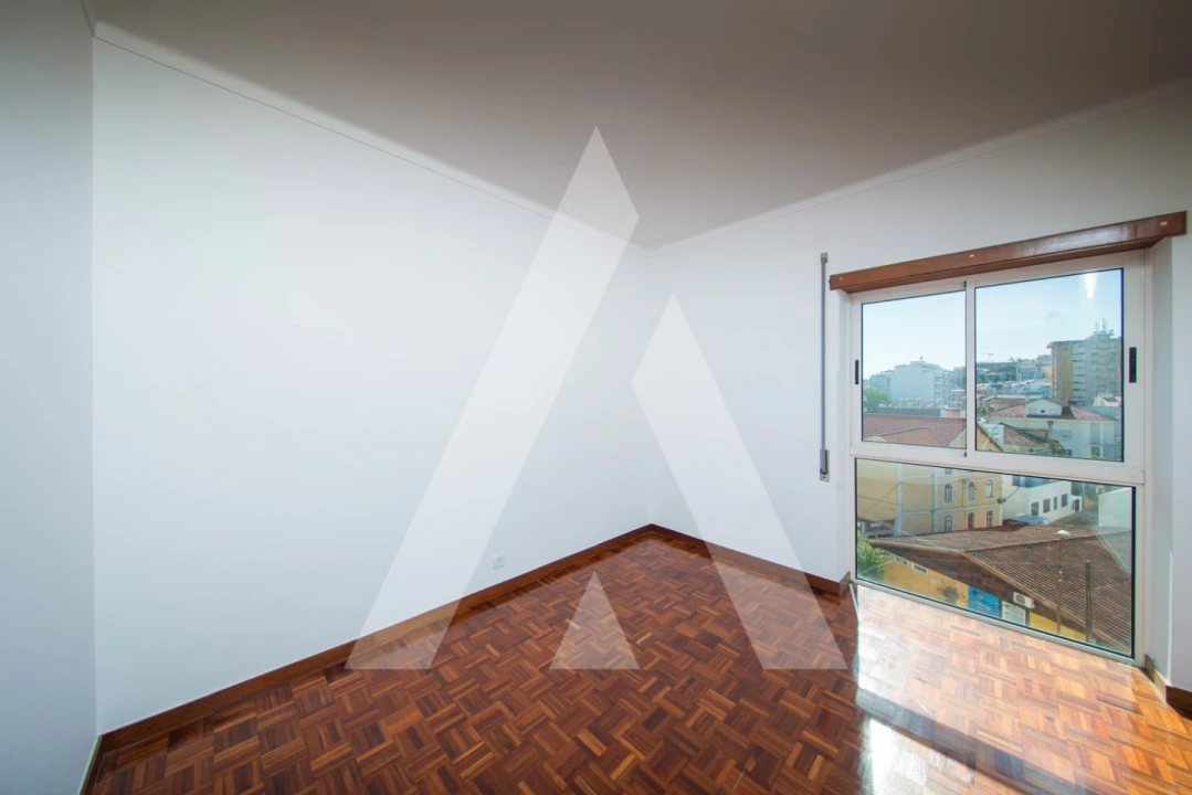 Apartamento T2 para Arrendamento em Santo Antonio dos Olivais Foto 14
