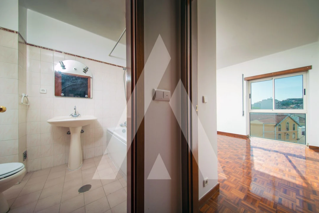Apartamento T2 para Arrendamento em Santo Antonio dos Olivais Foto 15