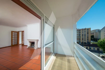 Apartamento T2 para Arrendamento em Santo Antonio dos Olivais