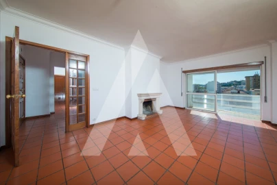 Apartamento T2 para Arrendamento em Santo Antonio dos Olivais