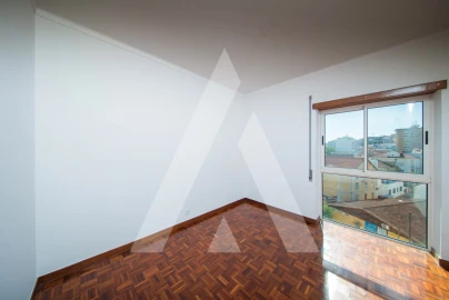 Apartamento T2 para Arrendamento em Santo Antonio dos Olivais