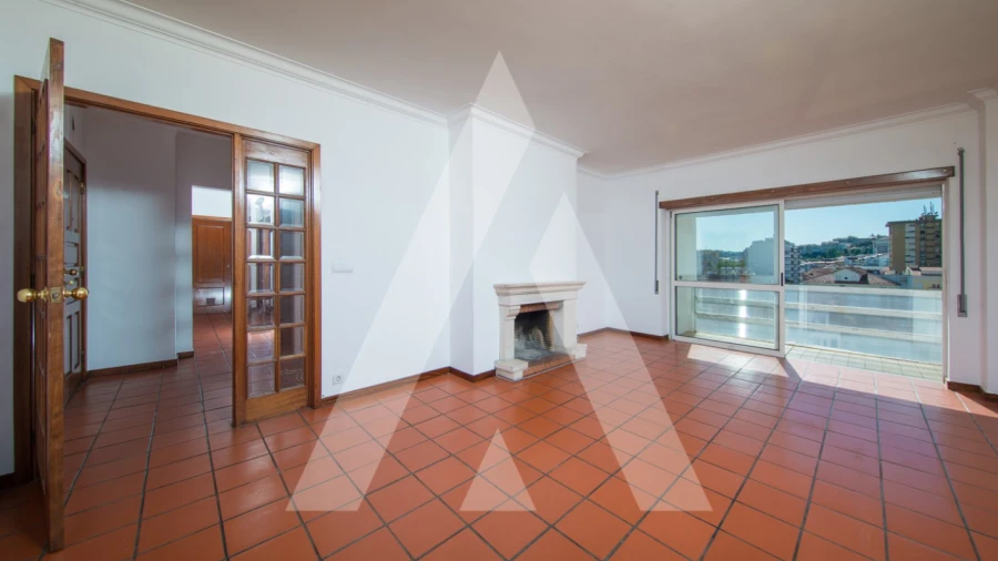 Apartamento T2 para Arrendamento em Santo Antonio dos Olivais