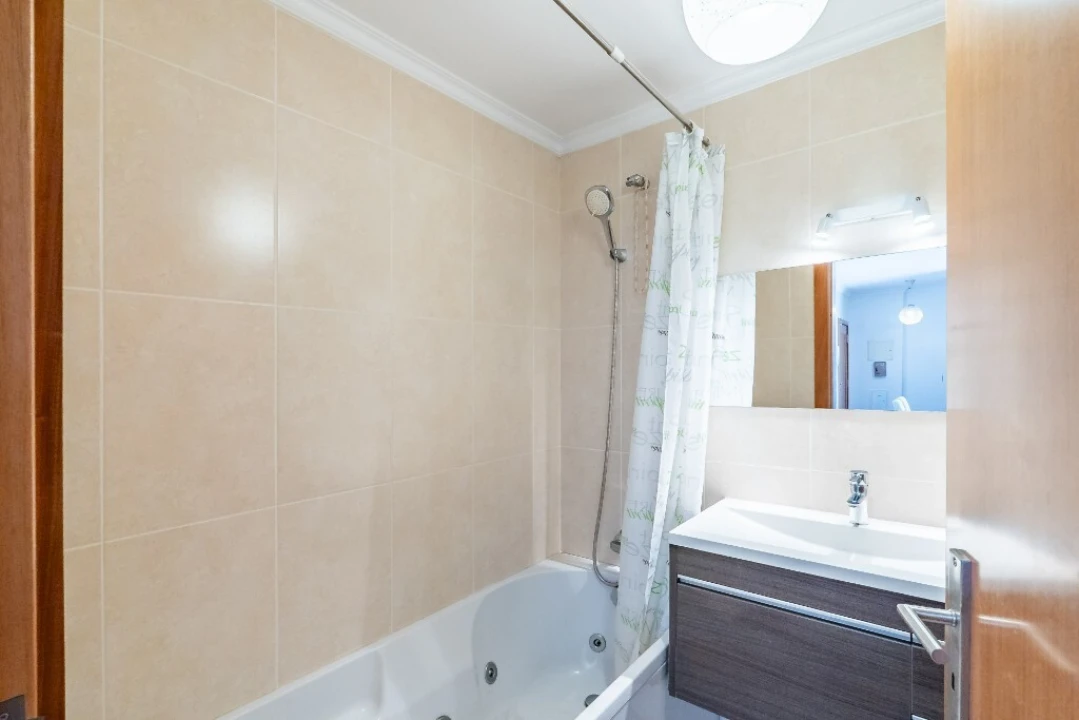 Apartamento T1 para Venda em Caniço Foto 17