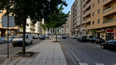Loja para Venda em Sé, Santa Maria e Meixedo
