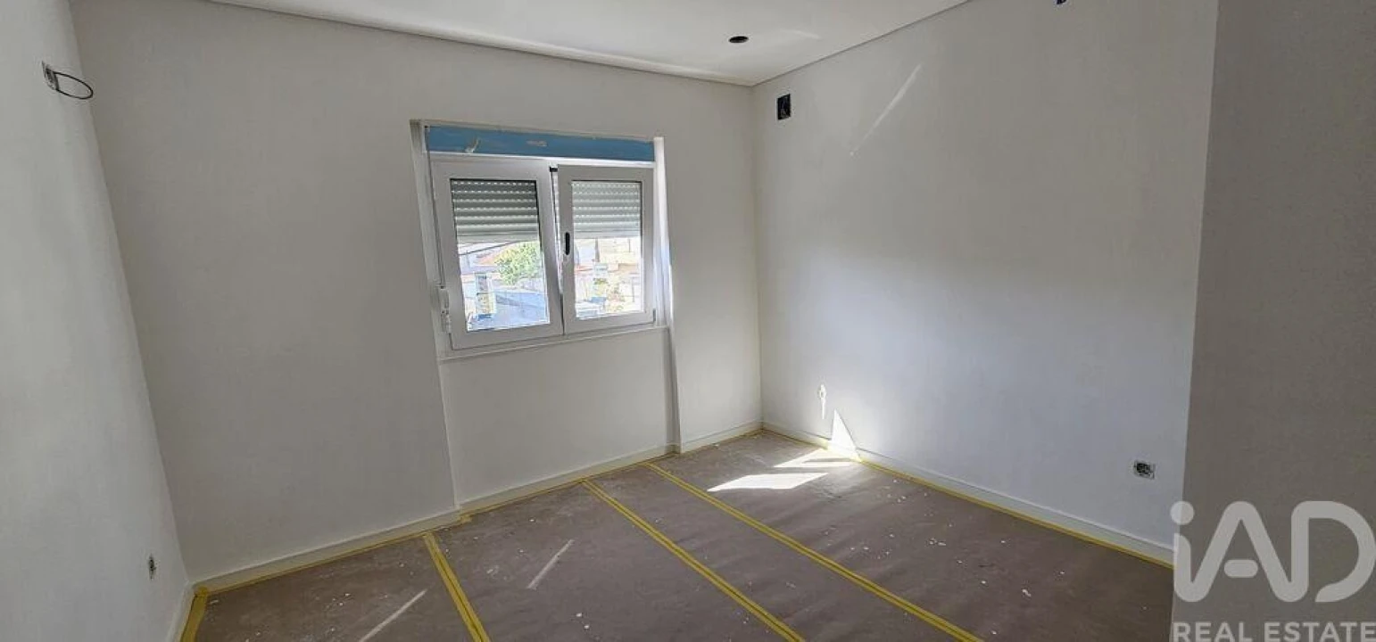 Moradia T2 para Venda em Laranjeiro e Feijó Foto 3