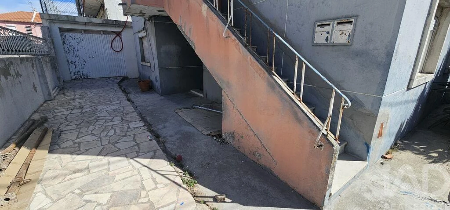 Moradia T2 para Venda em Laranjeiro e Feijó Foto 2