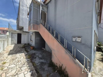 Moradia T2 para Venda em Laranjeiro e Feijó