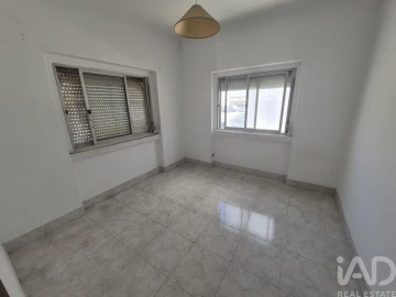 Moradia T2 para Venda em Laranjeiro e Feijó