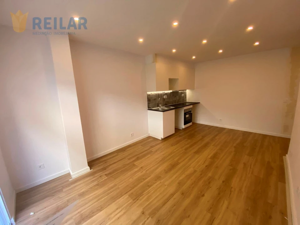 Apartamento T1 para Venda em Sacavém e Prior Velho Foto 2