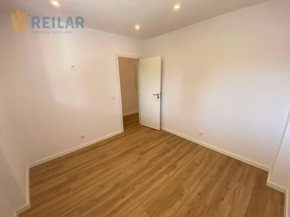 Apartamento T1 para Venda em Sacavém e Prior Velho Foto 3