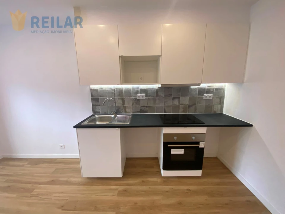 Apartamento T1 para Venda em Sacavém e Prior Velho Foto 8