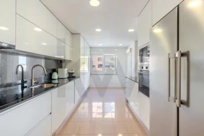 Apartamento T3 para Venda em Carnaxide e Queijas