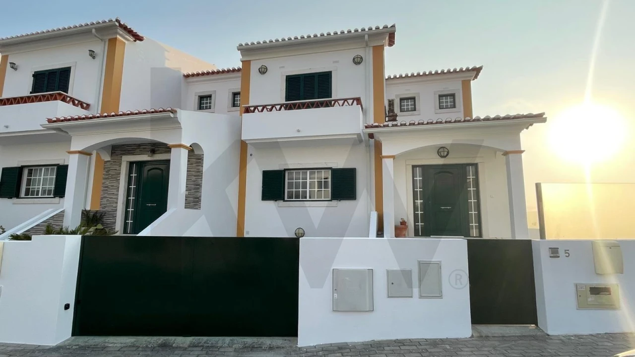 Moradia T3 para Venda em Santo Isidoro Foto 1