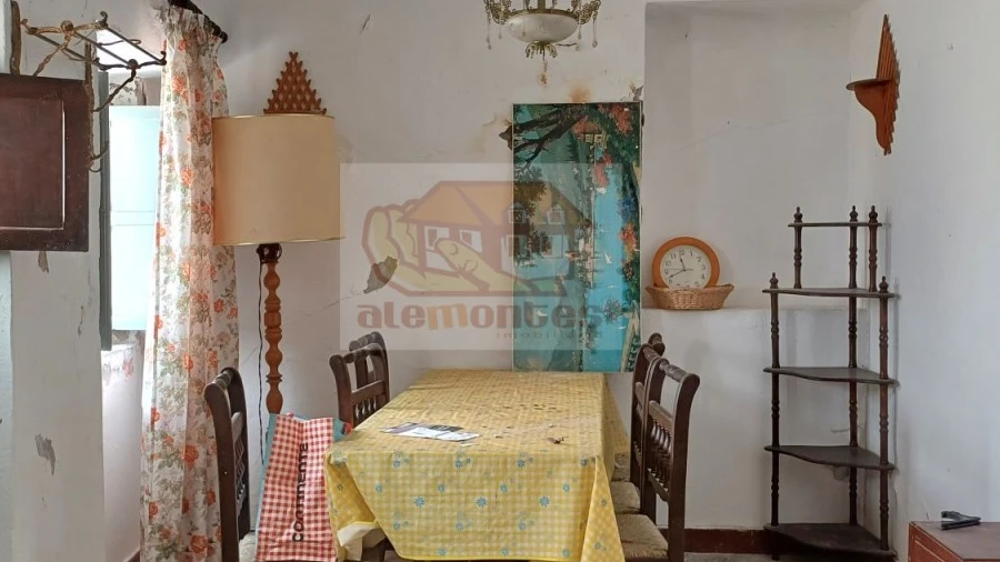Moradia T2 para Venda em Santa Maria do Castelo e Santiago e Santa Susana