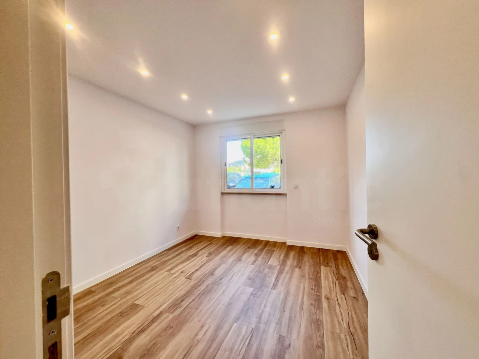 Apartamento T2 para Venda em Odivelas Foto 3