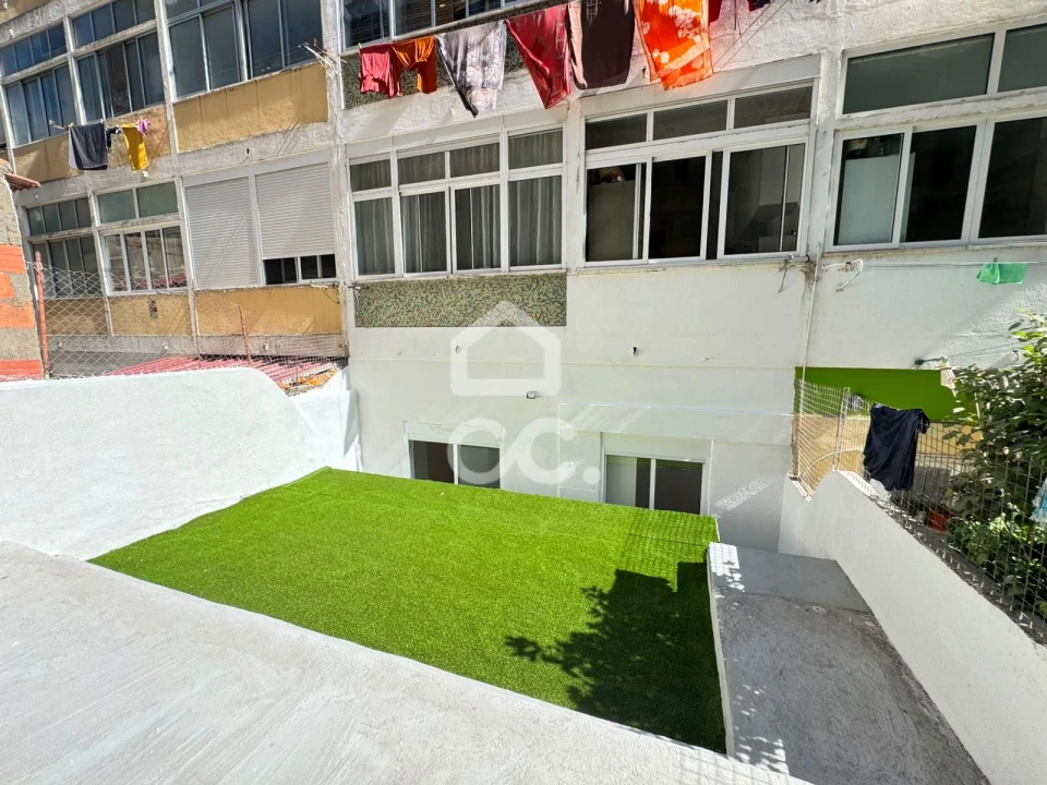 Apartamento T2 para Venda em Sacavém e Prior Velho Foto 1