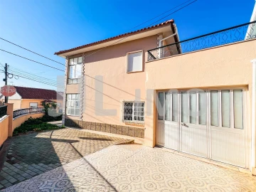 Moradia T6 para Arrendamento em São Domingos de Rana