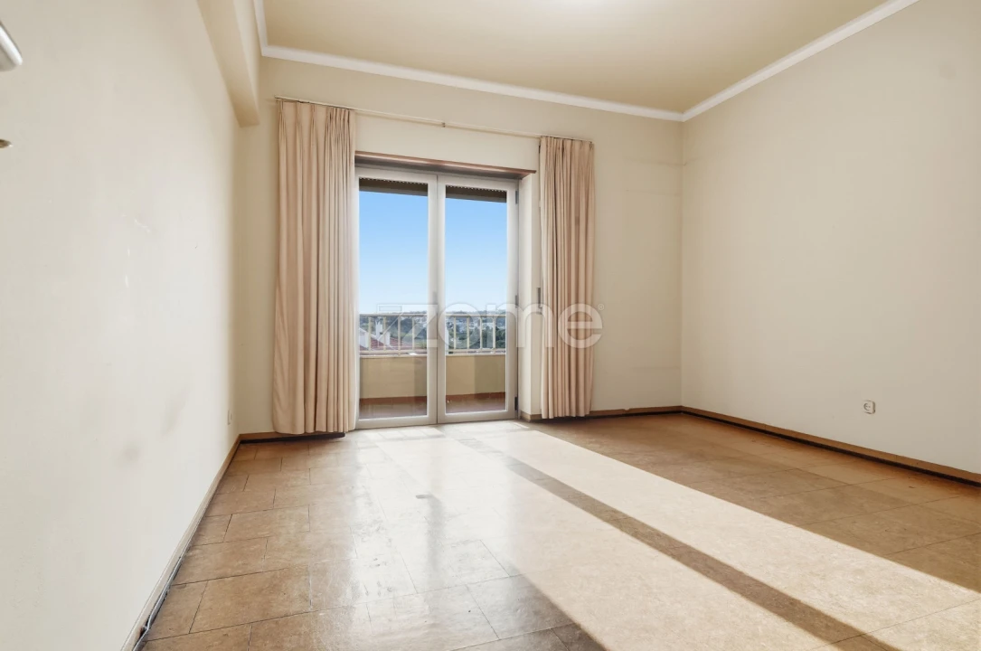 Apartamento T4 para Venda em Carcavelos e Parede Foto 22
