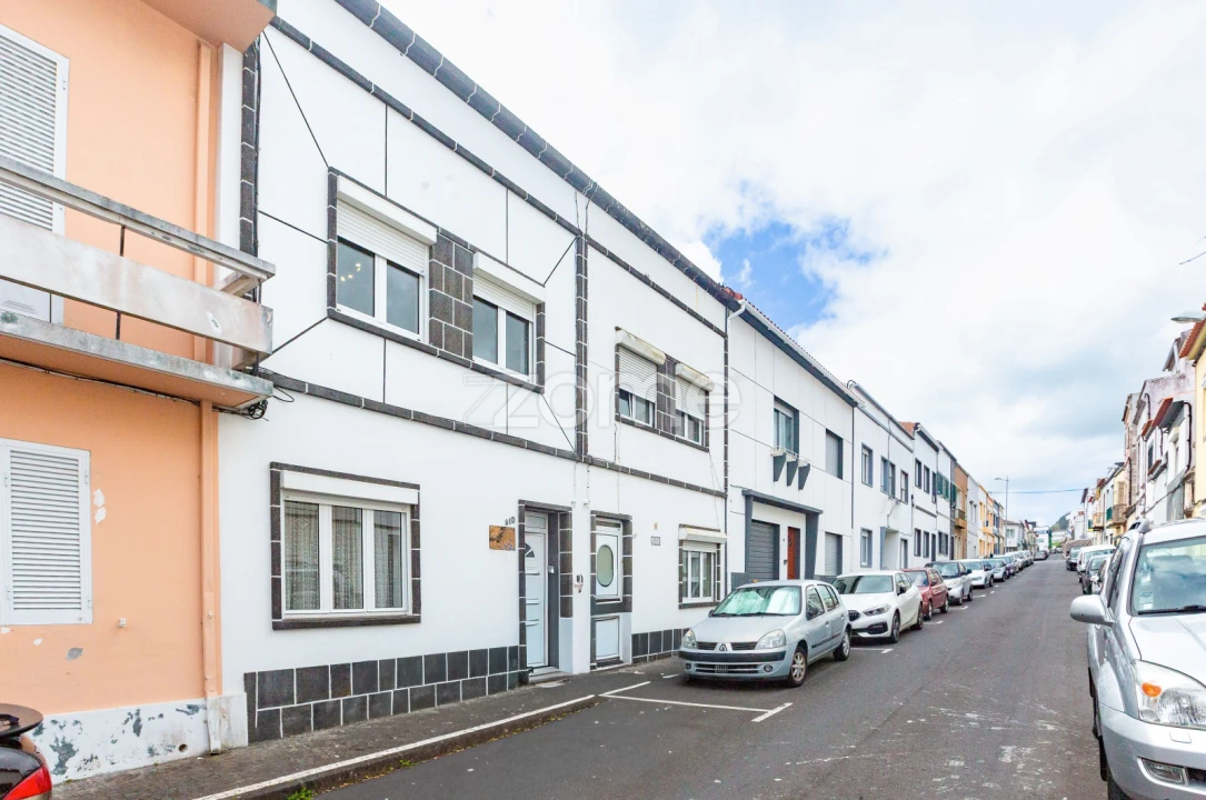Moradia T4 para Venda em Ponta Delgada (São Sebastião) Foto 3