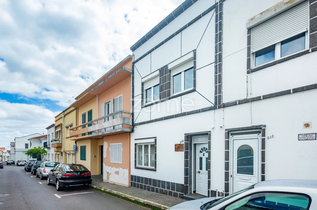 Moradia T4 para Venda em Ponta Delgada (São Sebastião) Foto 2