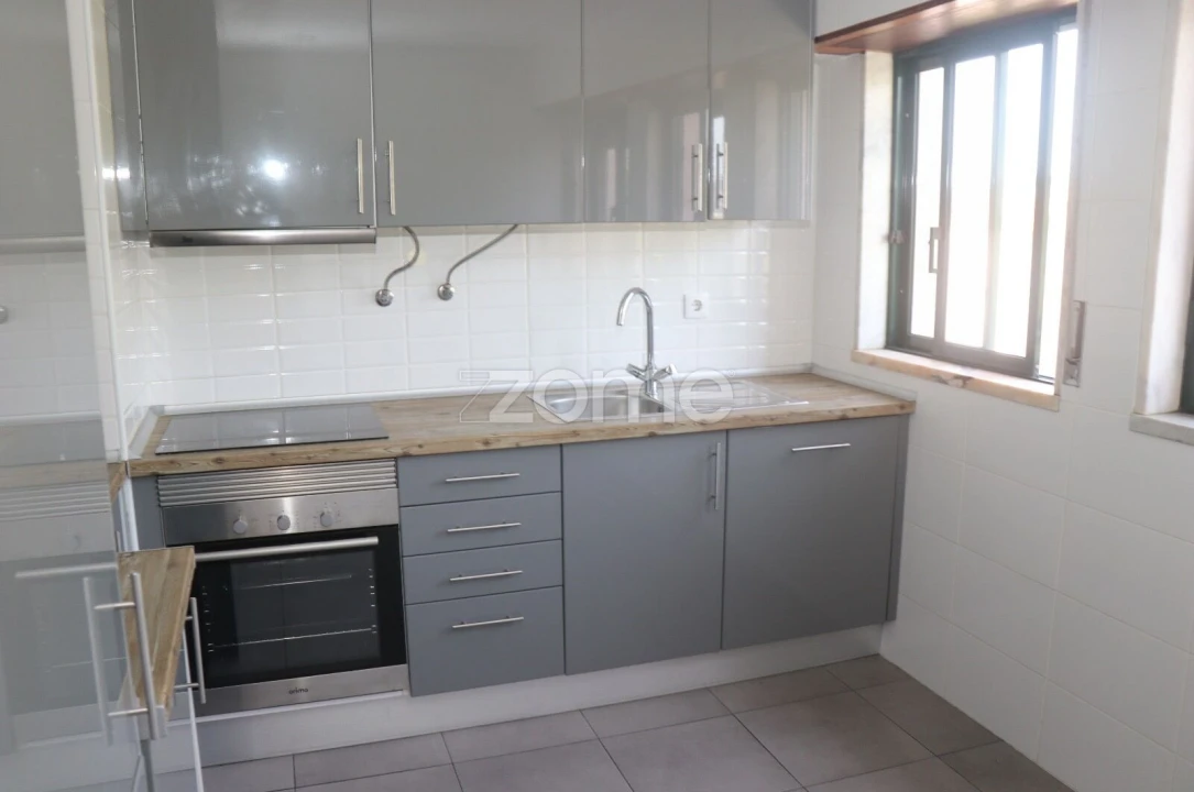 Apartamento T3 para Venda em Santo António dos Cavaleiros e Frielas Foto 1