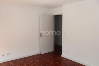 Apartamento T3 para Venda em Santo António dos Cavaleiros e Frielas