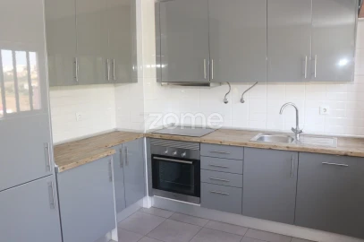 Apartamento T3 para Venda em Santo António dos Cavaleiros e Frielas