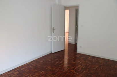 Apartamento T3 para Venda em Santo António dos Cavaleiros e Frielas