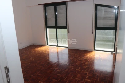 Apartamento T3 para Venda em Santo António dos Cavaleiros e Frielas