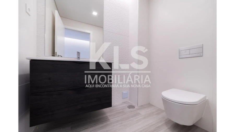 Moradia T4 para Venda em Tavarede Foto 6