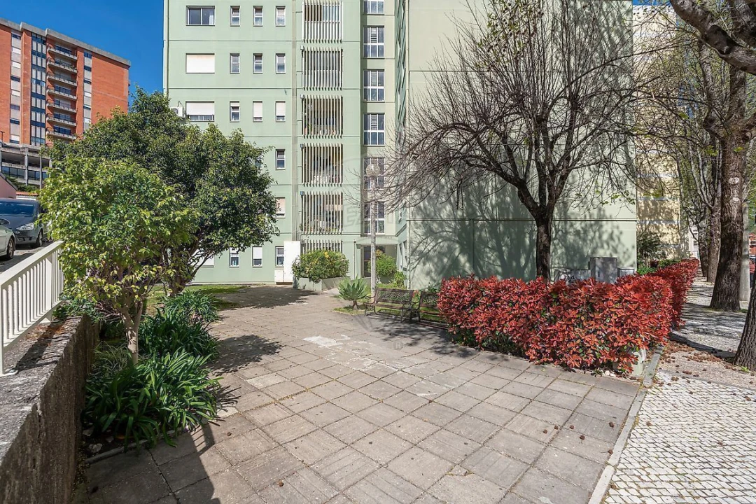 Apartamento T4 para Venda em Santo Antonio dos Olivais Foto 1