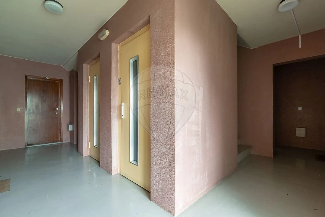 Apartamento T4 para Venda em Santo Antonio dos Olivais Foto 8