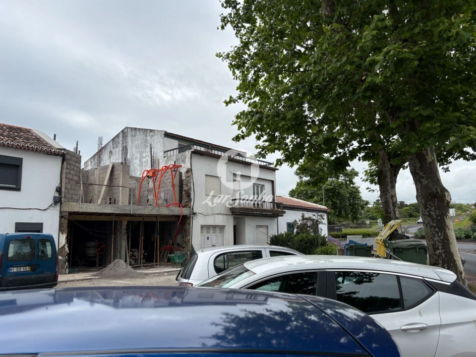 Moradia T4 para Venda em Ponta Delgada (São José) Foto 2