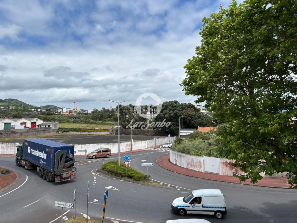 Moradia T4 para Venda em Ponta Delgada (São José) Foto 26