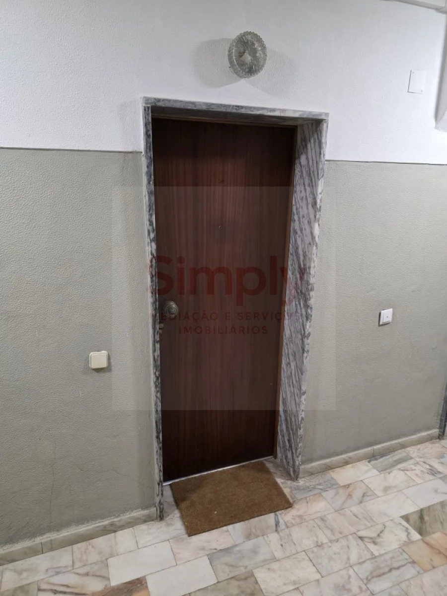 Apartamento T0 para Venda em Porto Salvo Foto 5