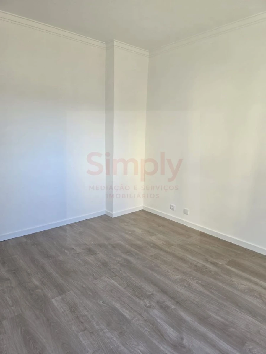 Apartamento T0 para Venda em Porto Salvo Foto 25