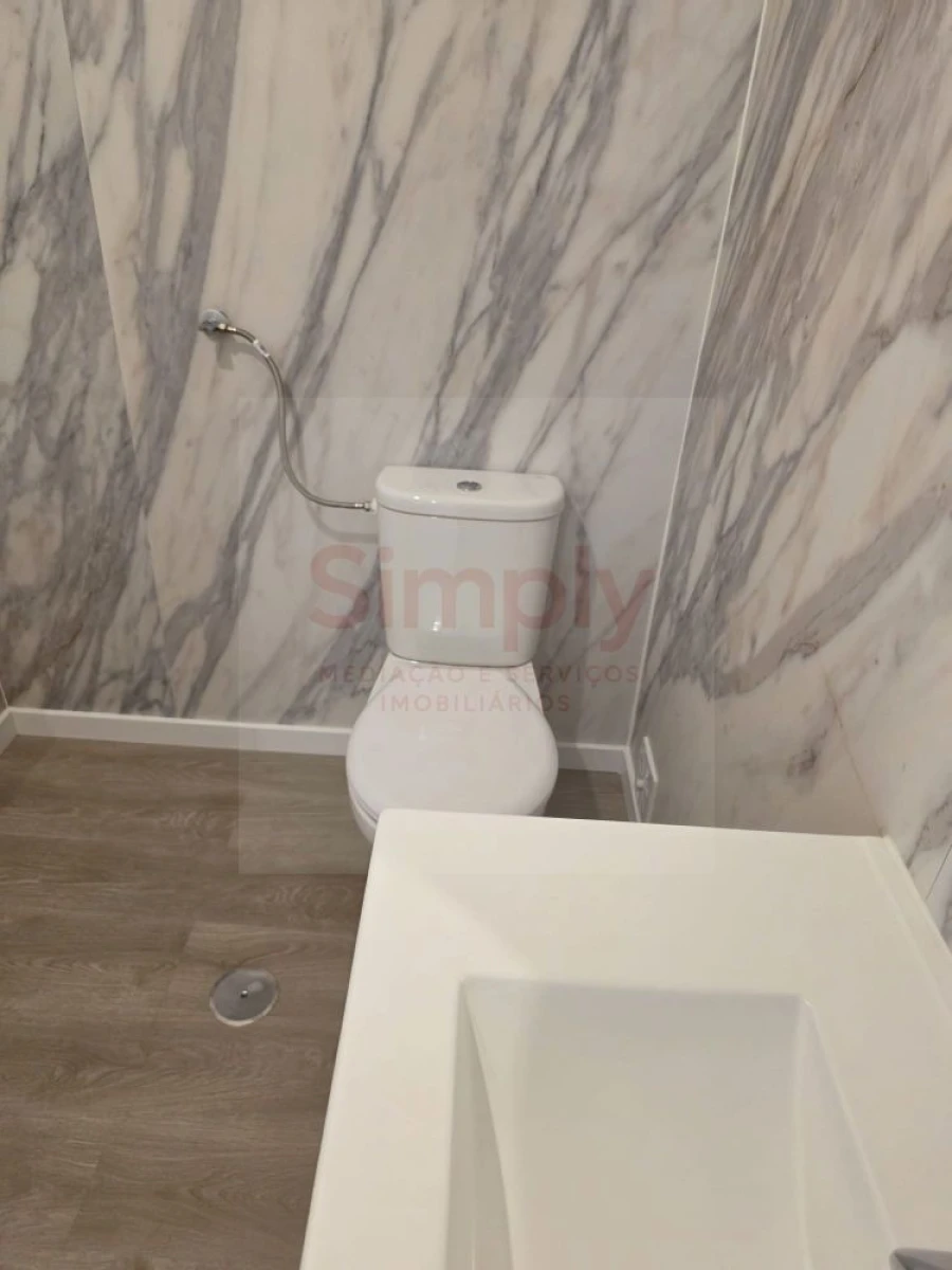Apartamento T0 para Venda em Porto Salvo Foto 30
