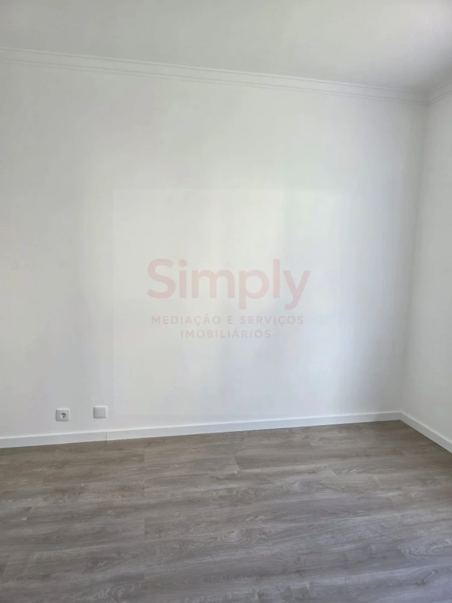Apartamento T0 para Venda em Porto Salvo Foto 24