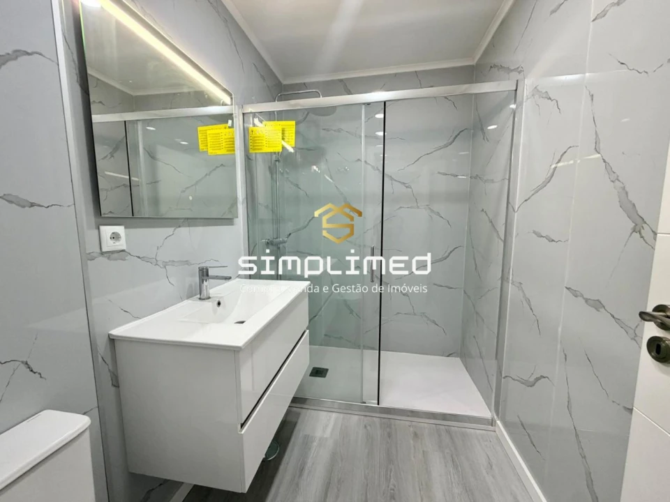 Apartamento T2 para Venda em Corroios Foto 19