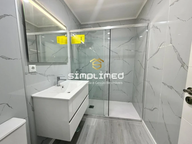 Apartamento T2 para Venda em Corroios Foto 19