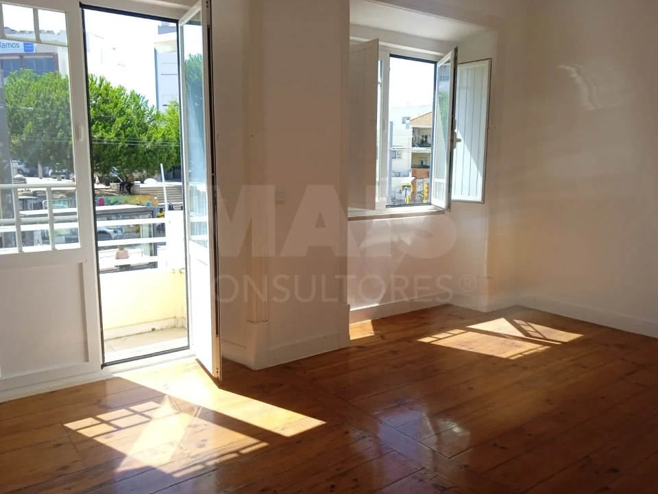 Apartamento T2 para Arrendamento em Laranjeiro e Feijó Foto 1