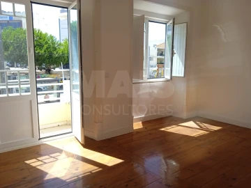Apartamento T2 para Arrendamento em Laranjeiro e Feijó