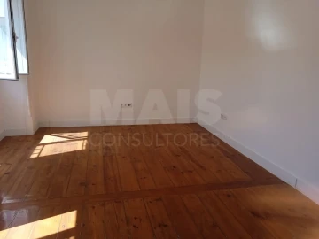 Apartamento T2 para Arrendamento em Laranjeiro e Feijó