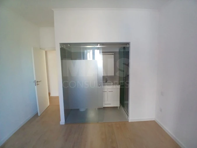 Apartamento T2 para Arrendamento em Laranjeiro e Feijó Foto 9