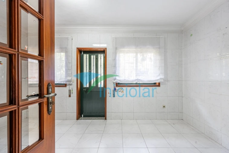 Moradia T3 para Venda em Milheiros Foto 8