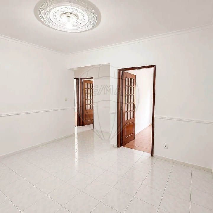 Apartamento T1 para Venda em Cacém e São Marcos Foto 1