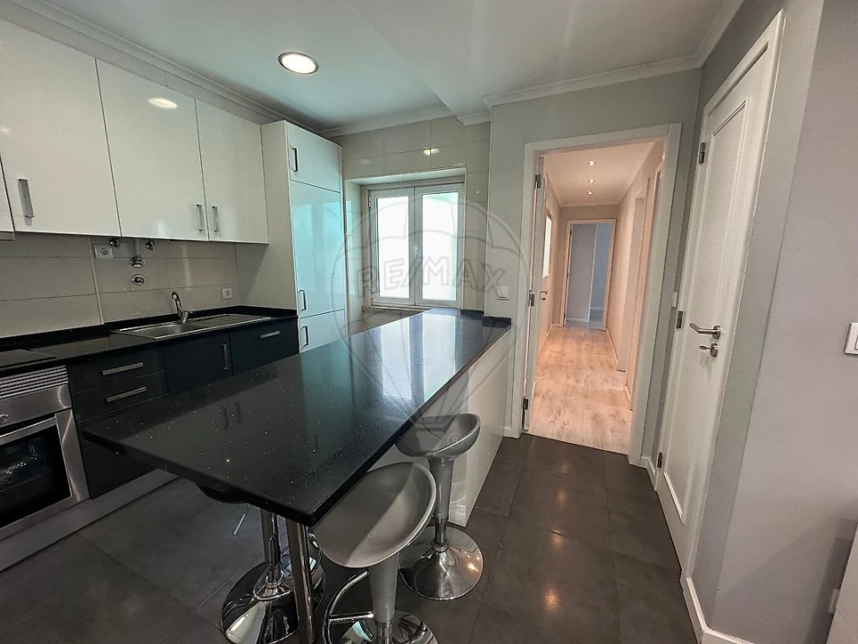 Apartamento T2 para Arrendamento em Benfica Foto 3