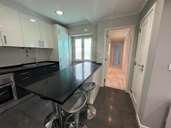 Apartamento T2 para Arrendamento em Benfica Foto 3