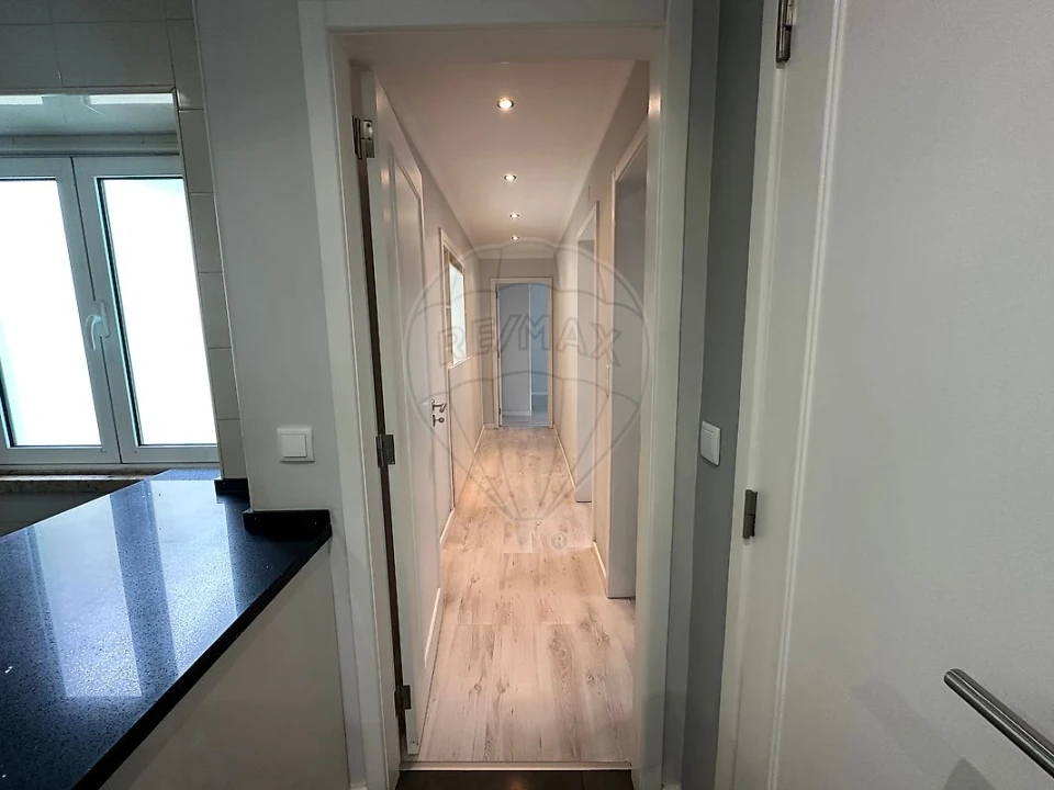 Apartamento T2 para Arrendamento em Benfica Foto 2