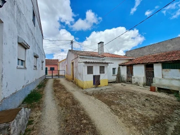 Moradia T1 para Venda em Carvoeira e Carmões